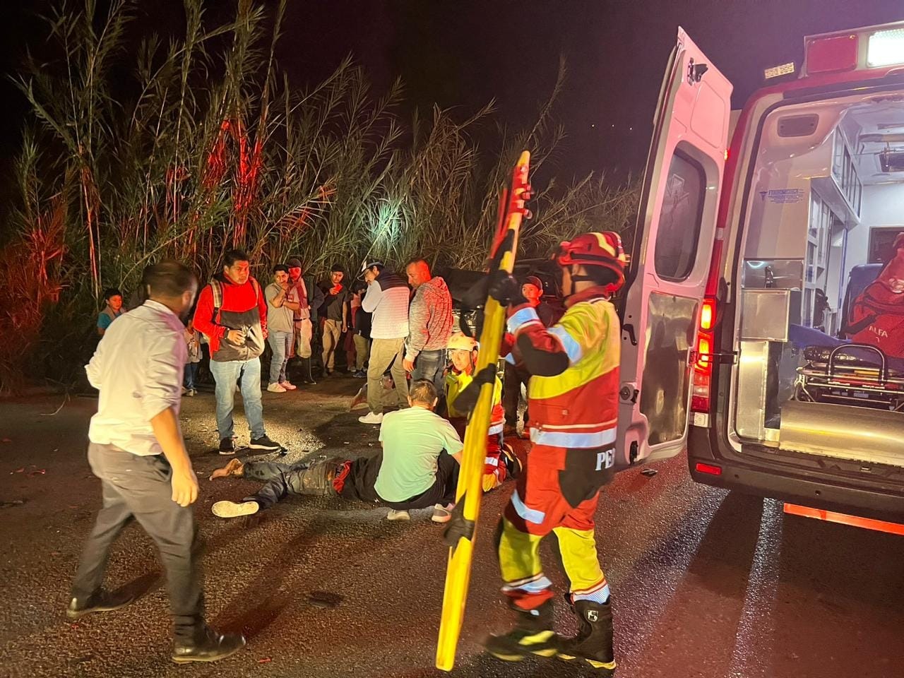 El Cuerpo de Bomberos de Santa Isabel llegó al lugar del accidente para socorrer a los involucrados.