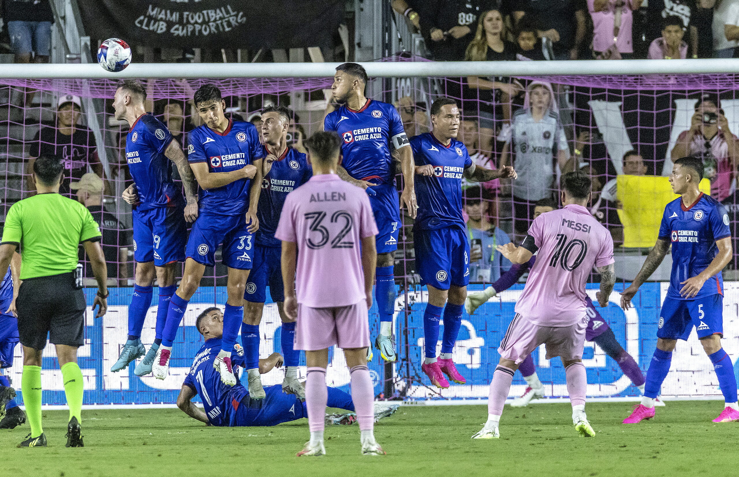 El jugador argentino Lionel Messi del Inter Miami CF anota un gol a Cruz Azul. EFE