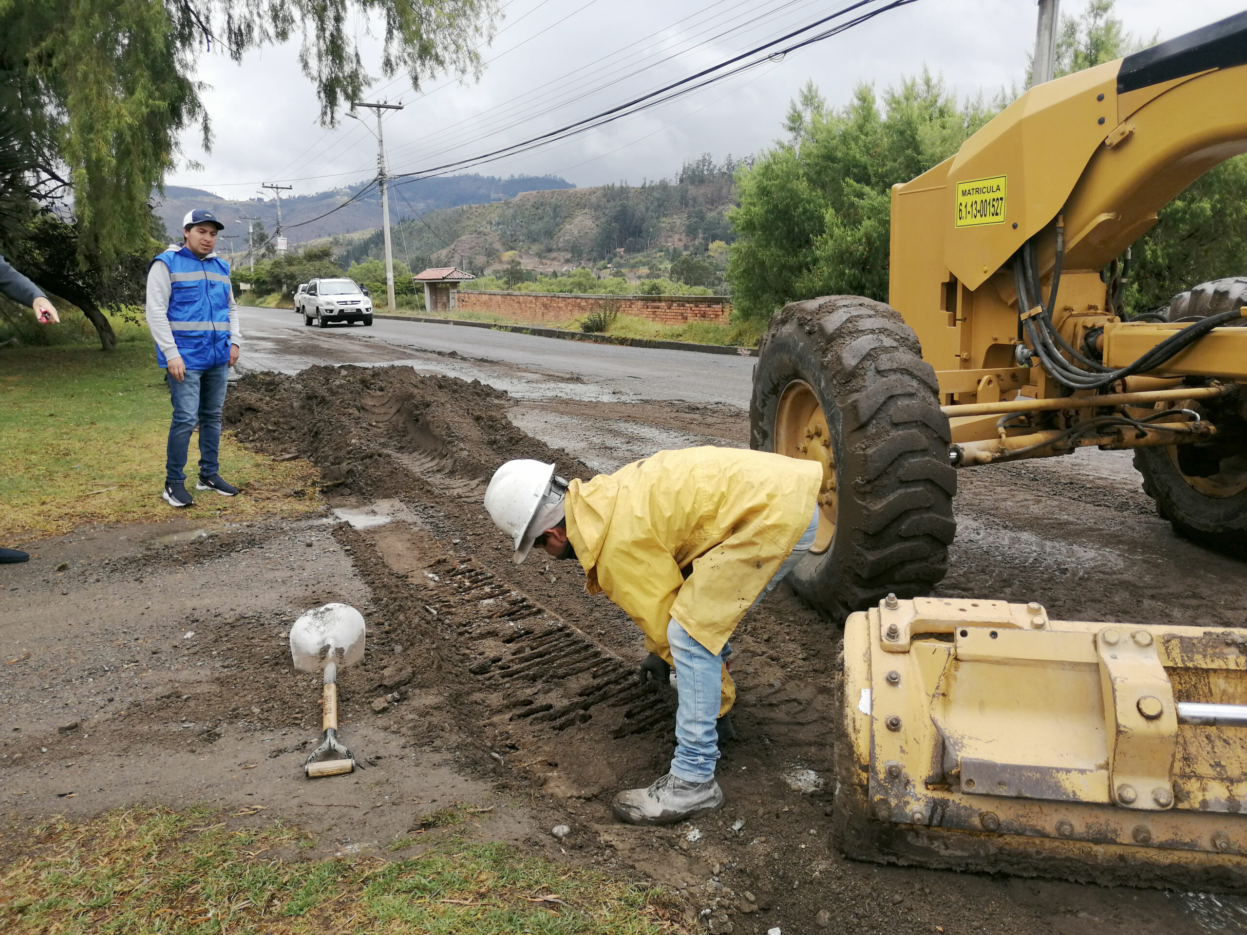 Ayer se efectuaban trabajos de limpieza de cunetas y bordillos. / FCS