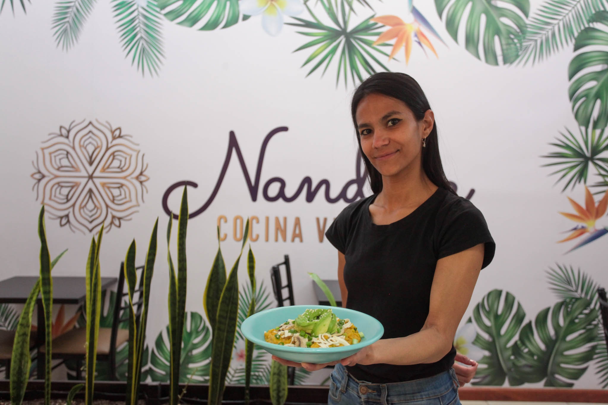 Madeline Villarroel, encargada del Nandala, presenta un tigrillo con queso vegano y aguacate. Foto: XC