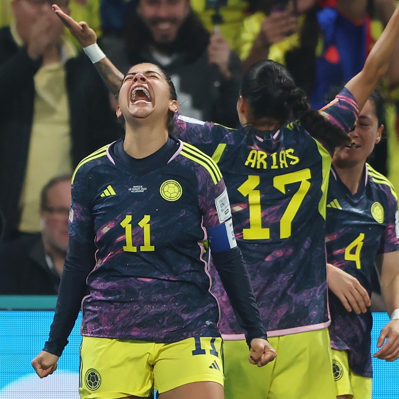 Jugadoras de Colombia celebran clasificación a cuartos del Mundial femenino.