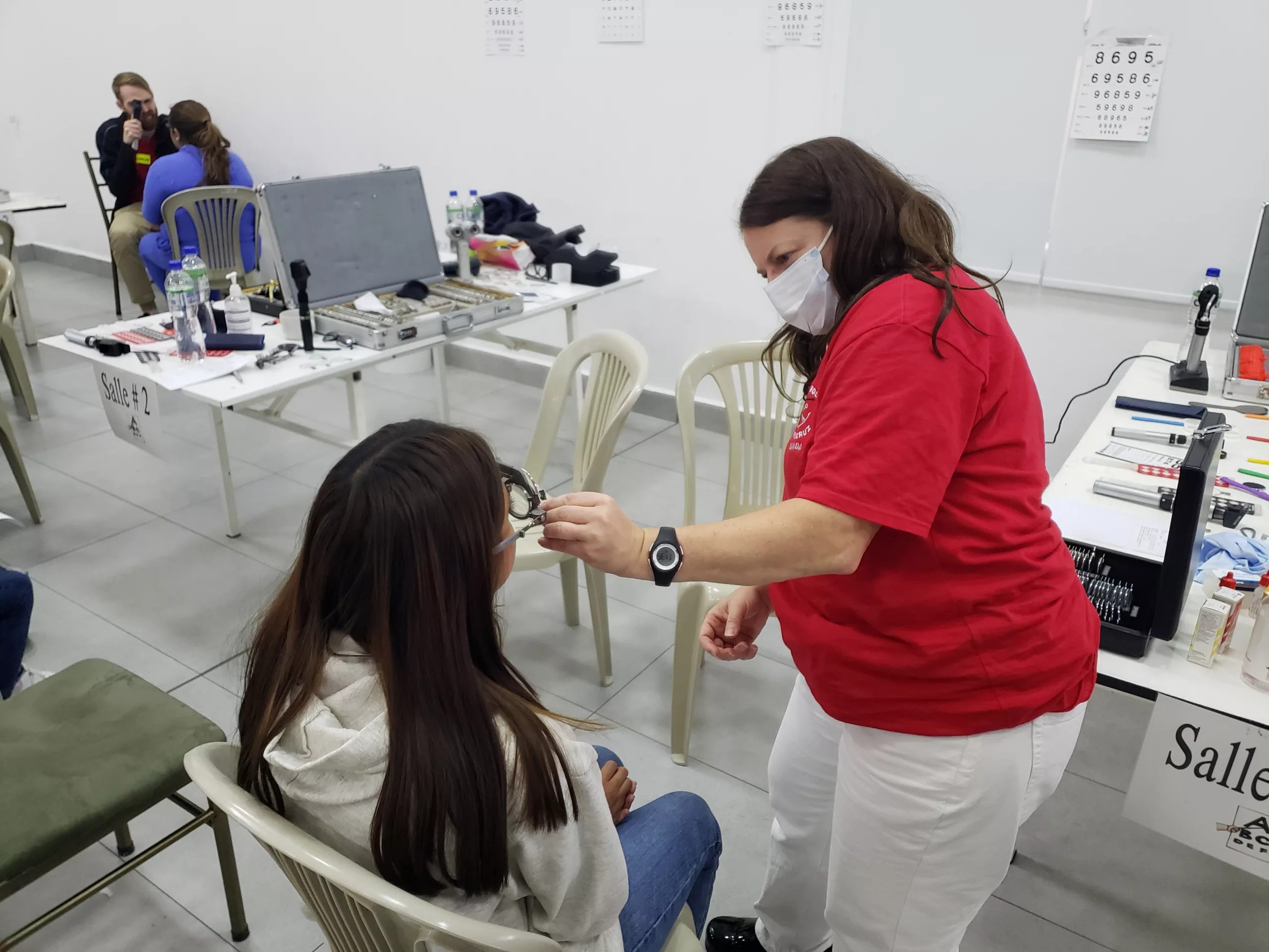 Una de las actividades recientes del Club Rotario Tomebamba fue la revisión a personas con problemas oftalmológicos durante la ‘Misión Santa Cruz’. /XCA