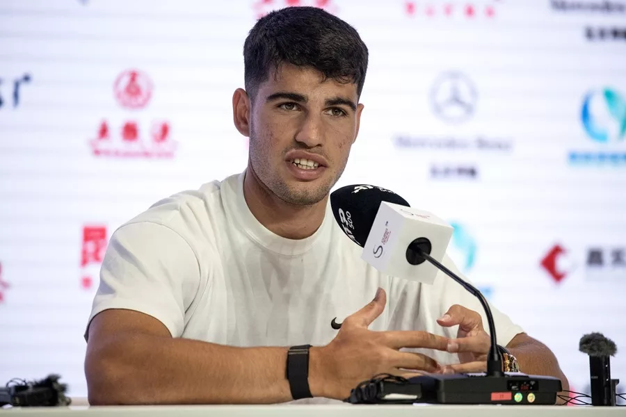 Carlos Alcaraz habla en rueda de prensa sobre el Abierto de China.