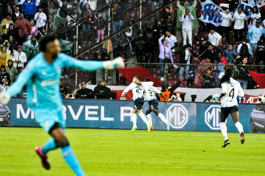 Liga de Quito derrota 3-0 a Defensa y Justicia y queda a 90 minutos de la final.