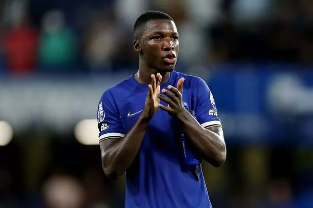 Moisés Caicedo se prepara para duelo ante Fulham en Premier League.