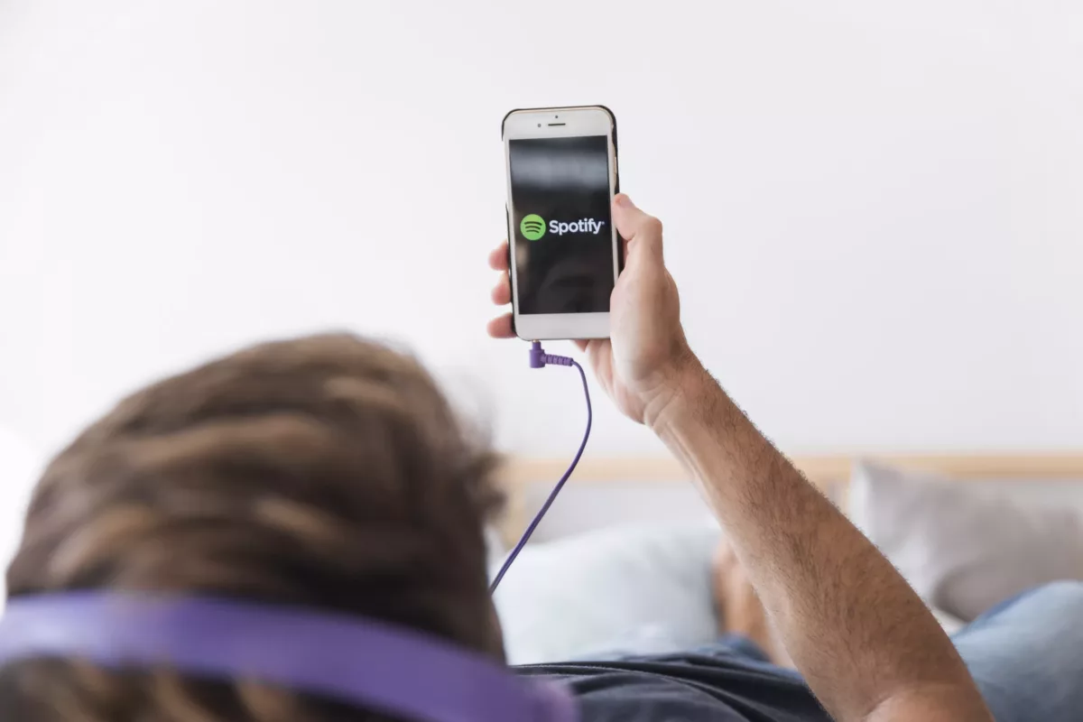 La plataforma musical sueca Spotify anunció que empezará a poner a prueba un programa que usa inteligencia artificial para traducir pódcast. Foto: Freepik