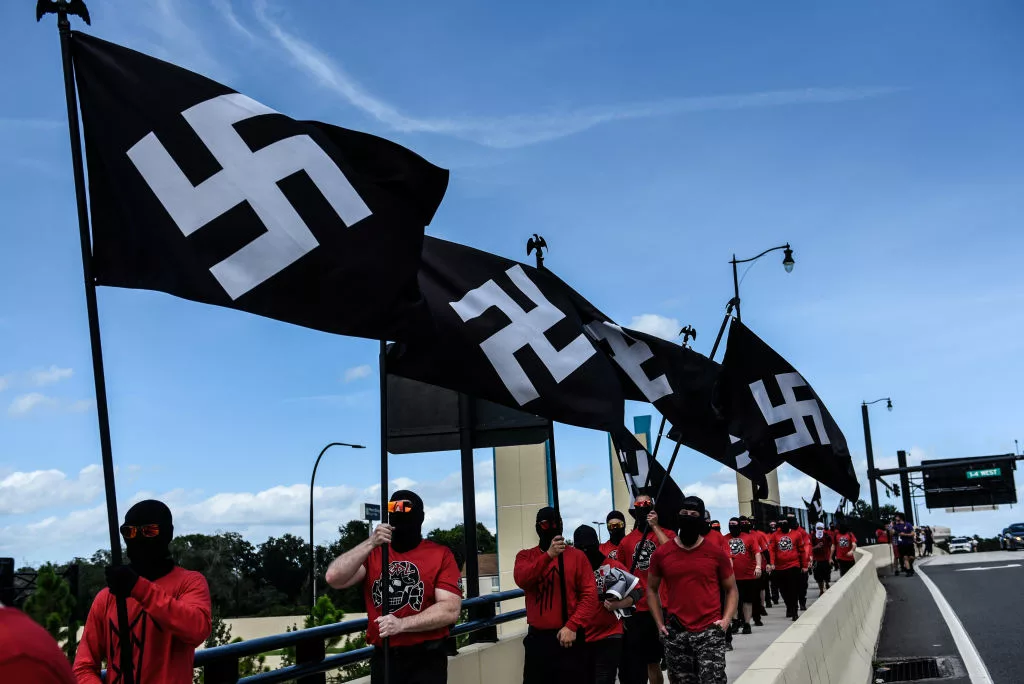Imagen referencial. Un miembro de un grupo extremista de Florida (EE.UU.) fue detenido y acusado de colgar banderas con esvásticas y otras pancartas antisemitas sobre una carretera interestatal cerca de Orlando. Foto: Telemundo