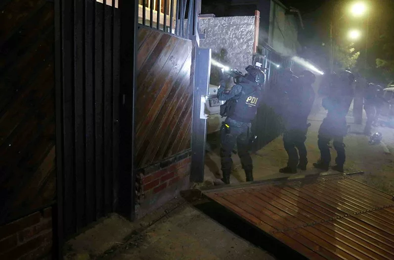 La Policía chilena desarticuló la madrugada de este jueves, 21 de septiembre de 2023, la cúpula de la organización radical indígena Resistencia Mapuche Lafkenche. Foto: X (Twitter)
