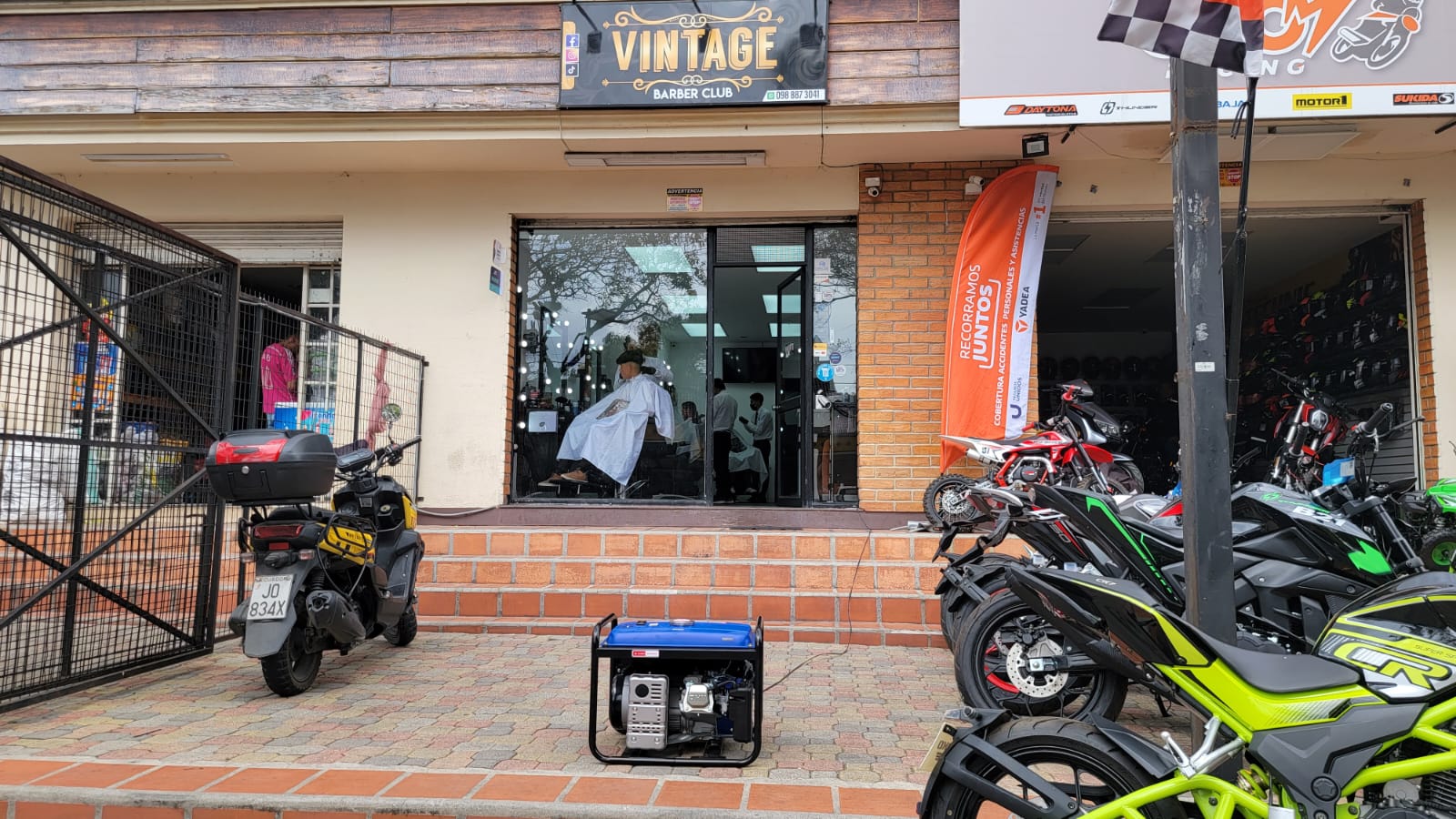 En la cadena de barberías Vintage adquirieron generadores de electricidad que funcionan con gasolina para no suspender la atención. XCA