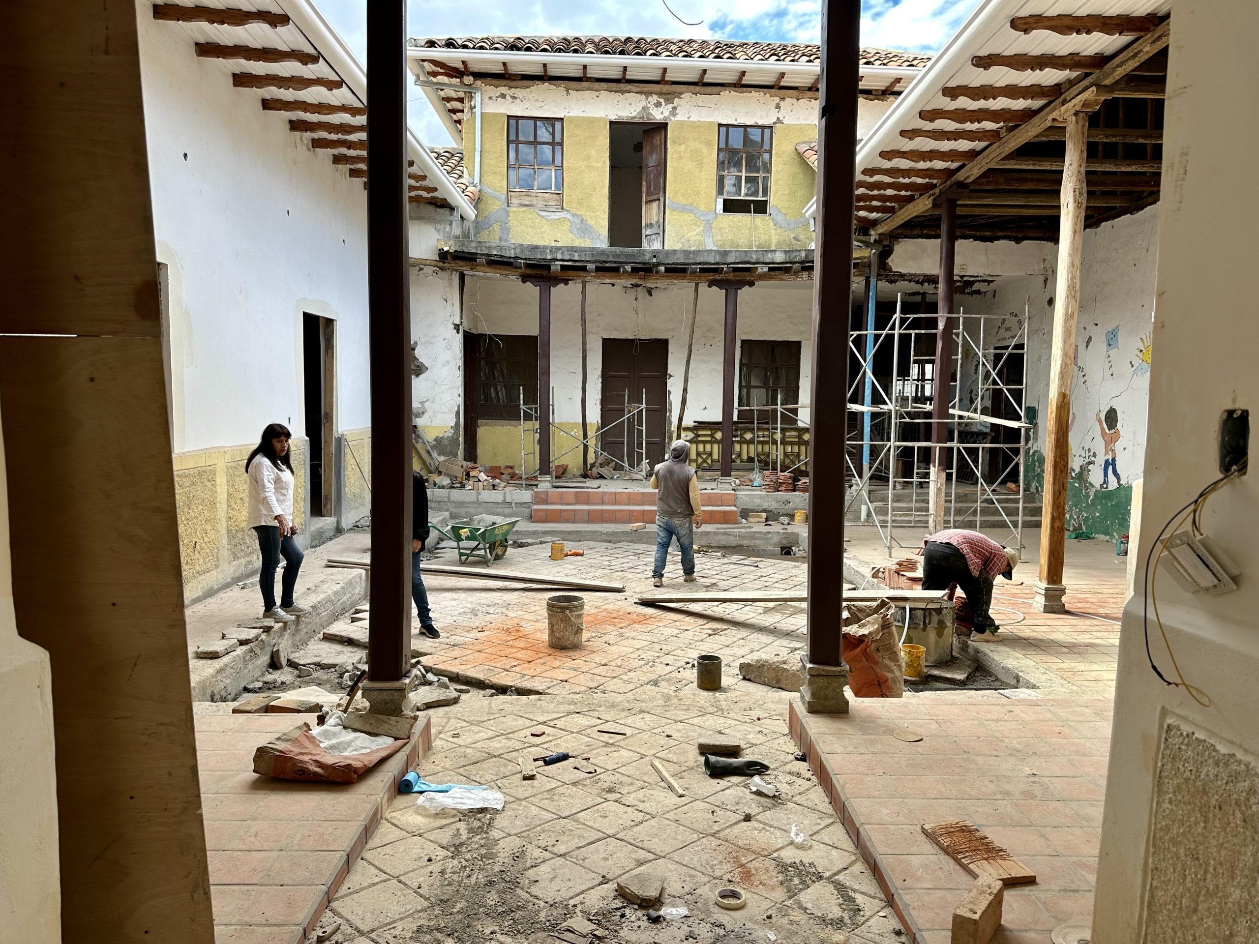 En la tercera etapa de restauración de la “Casa González”, se interviene el patio central para convertirlo en una especie de cafetería en exteriores. Cortesía
