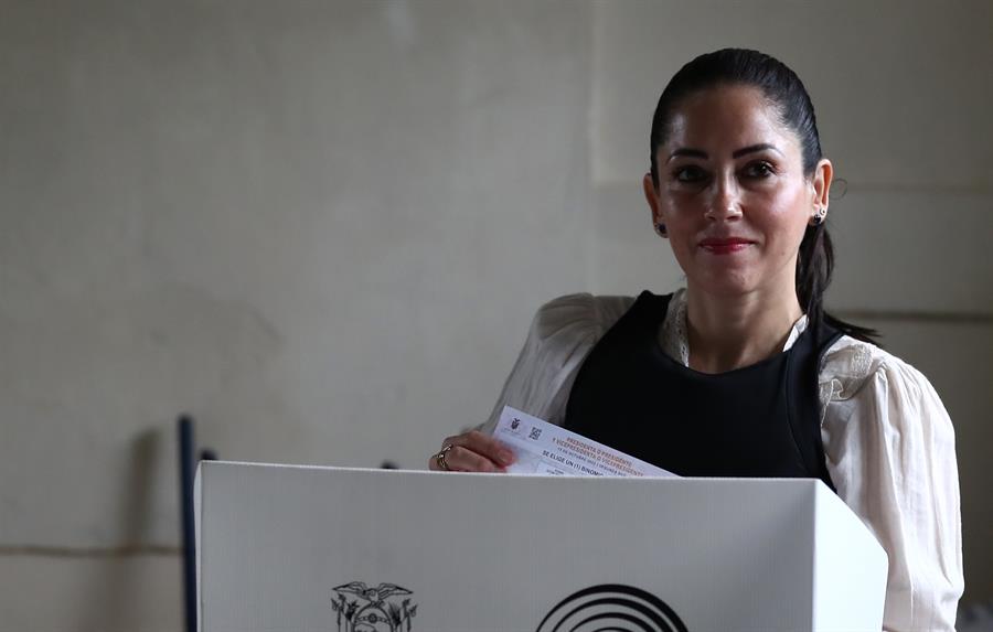 La candidata presidencial Luisa González votó este domingo ataviada con un chaleco antibalas, como durante casi toda la campaña.