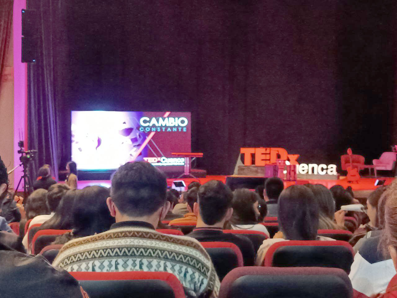 En el TEDx Cuenca se comparten experiencias desde lo local a lo global, desde diferentes perspectivas, para inspirar a otros a emprender e innovar. Foto Cortesía