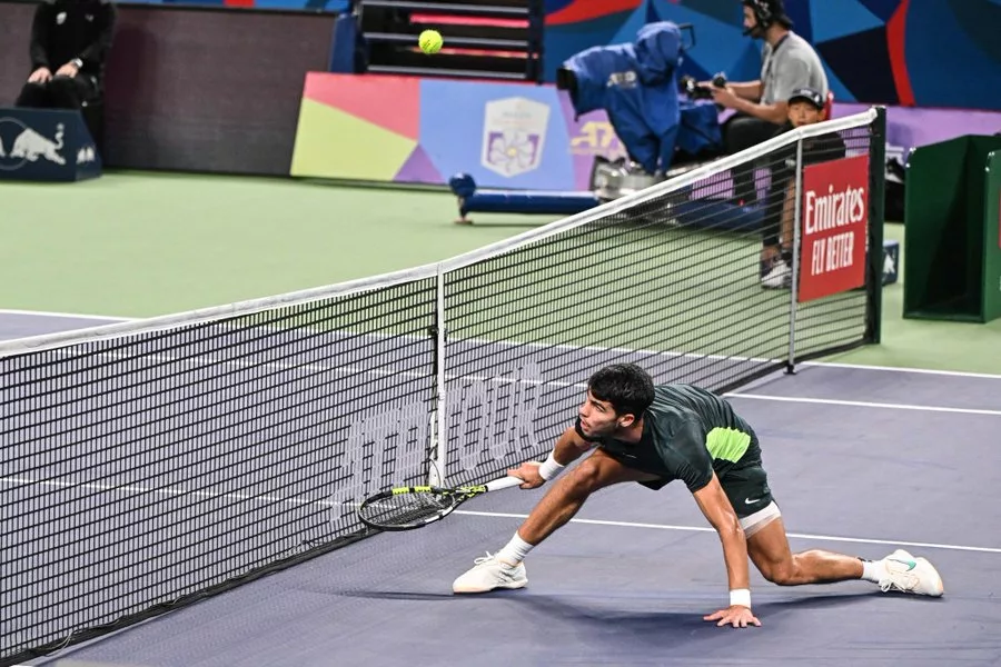 El tenista español Carlos Alcaraz se eliminó en los cuartos de final del Miami Open ante Grigor Dimitrov (6-2 y 6-4).