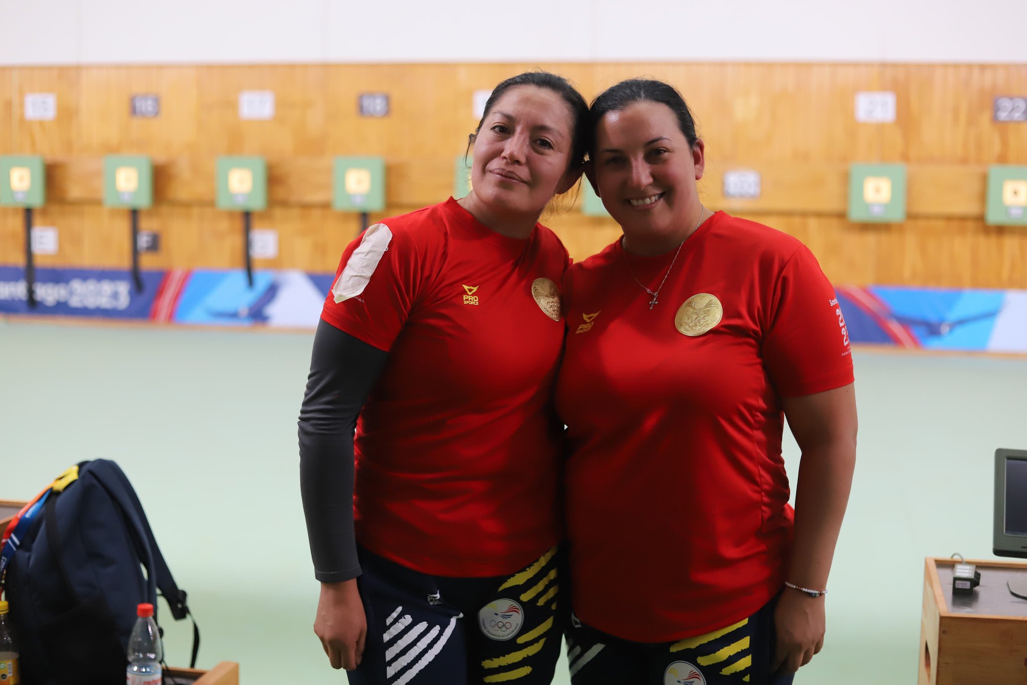 Diana Durongo posa junto a Marina Pérez tras obtener su segunda medalla en los Panamericanos. Foto: Comité Olímpico