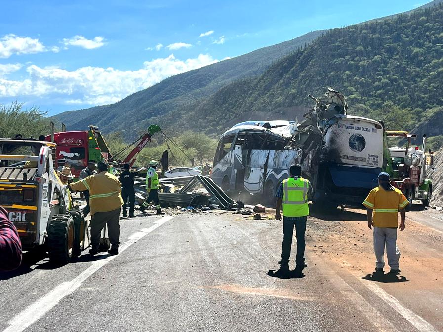 Un autobús en el que viajaban 55 migrantes se volcó la madrugada de este viernes 6 de octubre en los límites de Oaxaca y Puebla, en México.