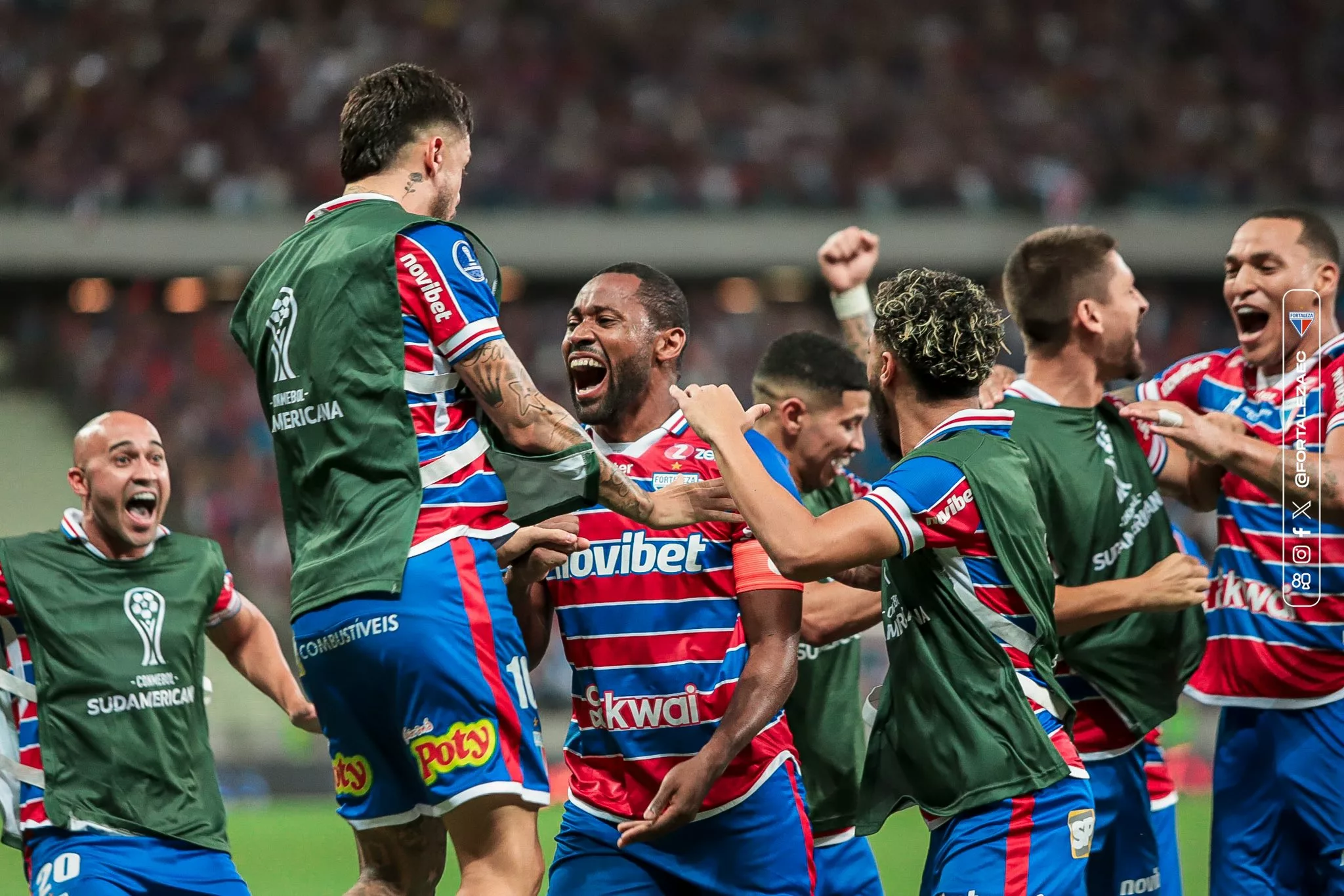 Jugadores de Fortaleza celebran pase a la final de la Sudamericana.