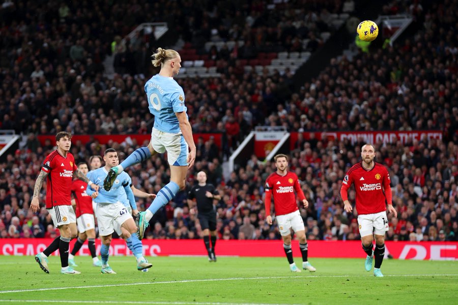 Haaland marcó por duplicado en la goleada 3-0 ante el Manchester United.