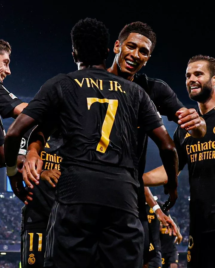 Jugadores del Real Madrid celebran gol ante el Napoli por Champions.