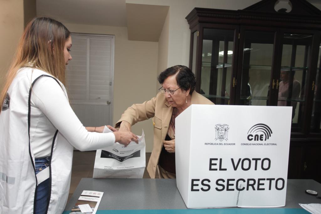 En Cuenca y Santa Isabel un total de 26 personas sufragaron desde sus domicilios este viernes 13 de octubre de 2023 en el proceso de Voto en Casa por la segunda vuelta de las elecciones anticipadas.