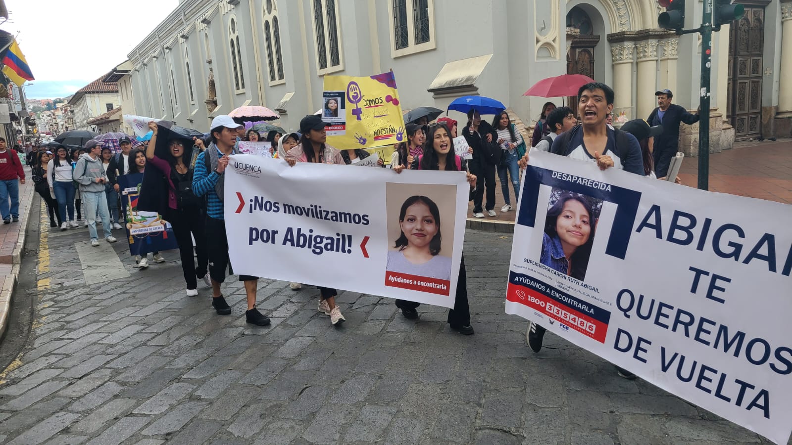 Por las calles de la ciudad de Cuenca, decenas de estudiantes universitarios participaron en una marcha por la desaparición de la universitaria Abigail.