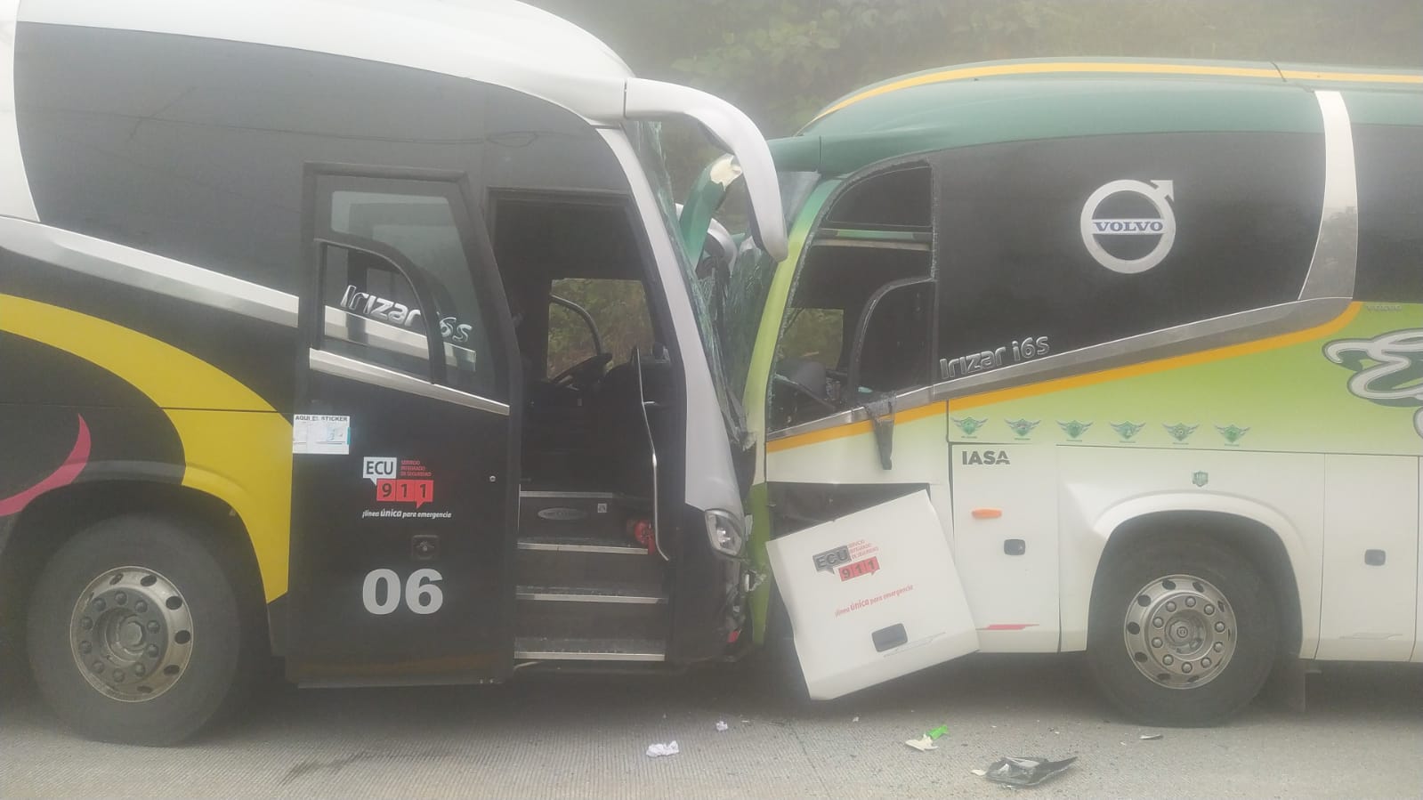 Una mujer de 48 años resultó herida producto de un choque frontal entre dos buses en la vía Cañar - Guayas.