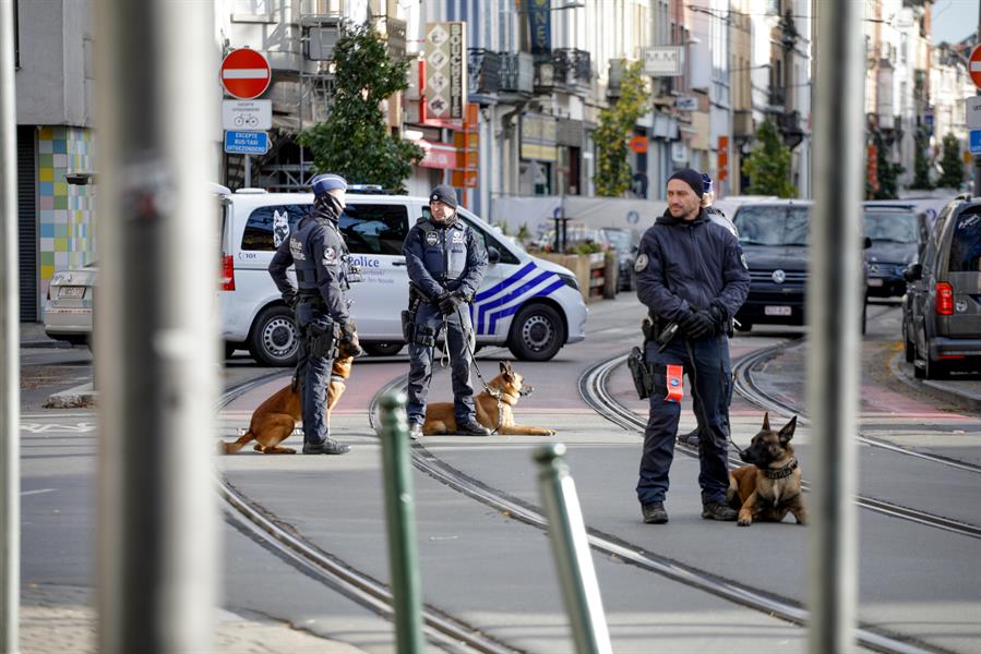 Bélgica rebajó el nivel máximo de alerta en Bruselas para todo el país una vez abatido el autor del atentado terrorista que dejó dos muertos.