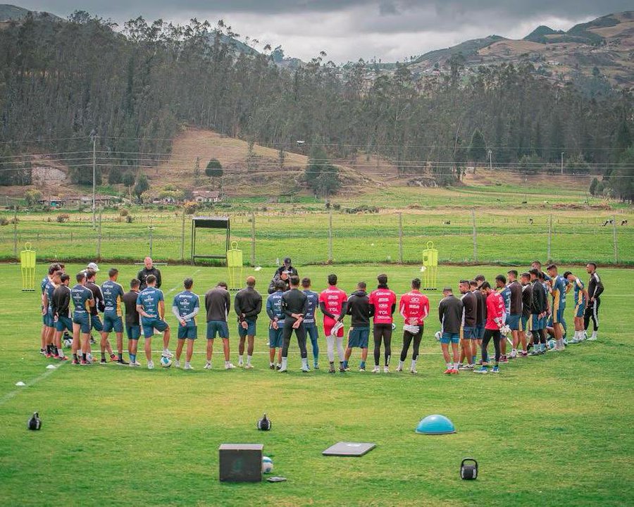 El plantel de Deportivo Cuenca se prepara para enfrentar a Delfín en LigaPro: Foto: Deportivo Cuenca