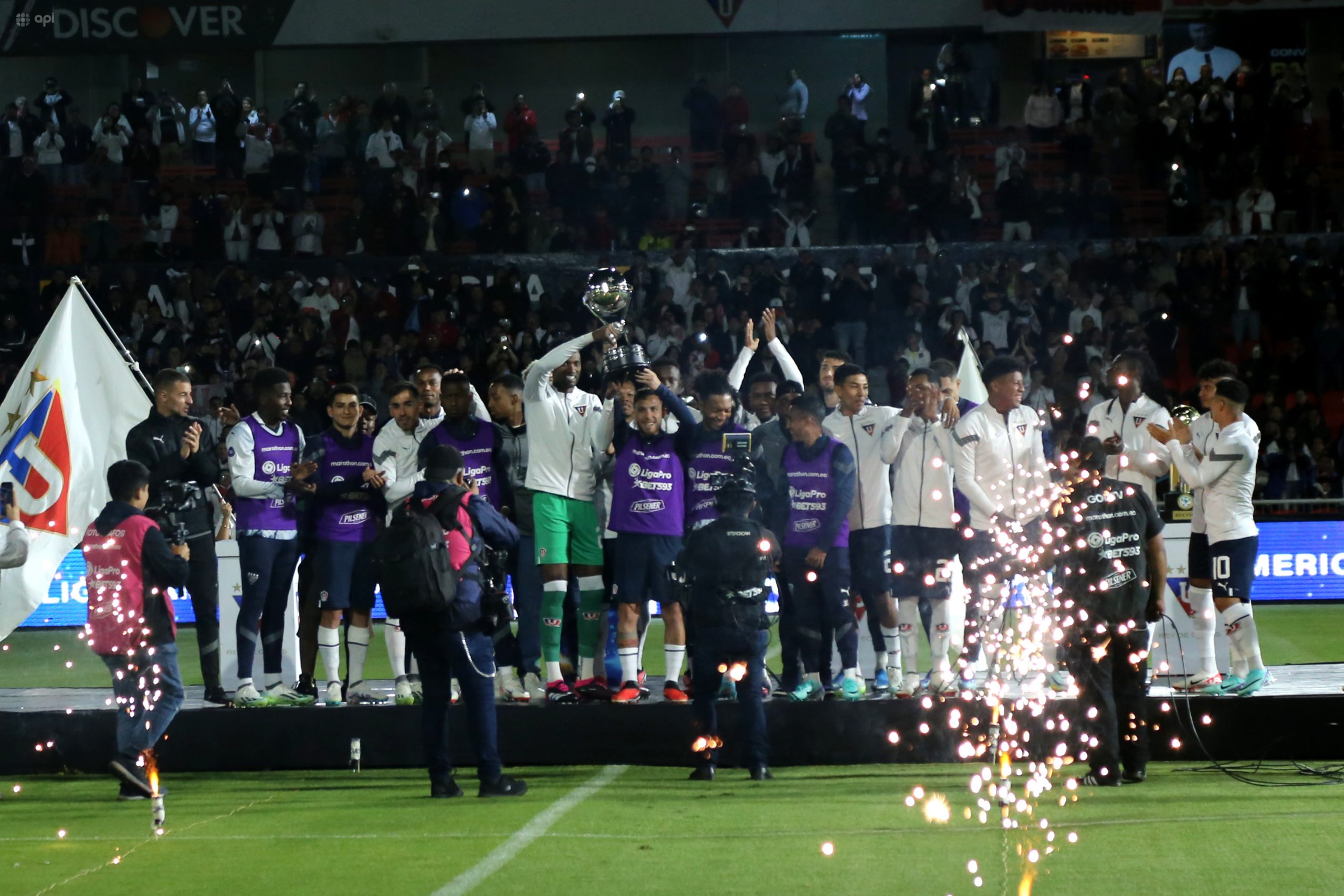 Liga de Quito presentó la Copa Sudamericana a la hinchada en el partido ante Universidad Católica. Foto: API