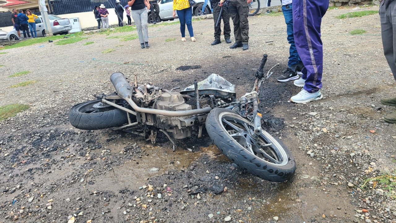 Una motocicleta que habría sido utilizada por un supuesto prestamista fue quemada por una multitud enardecida por la inseguridad, en El Cebollar.
