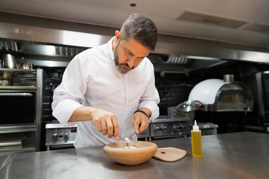 El chef de Cordero, Issam Koteich, prepara un plato en su restaurante en Caracas (Venezuela). EFE
