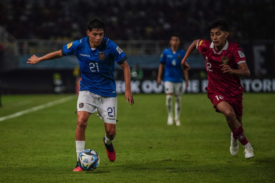 Santiago Sánchez disputa balón ante Indonesia. Foto: La Tri