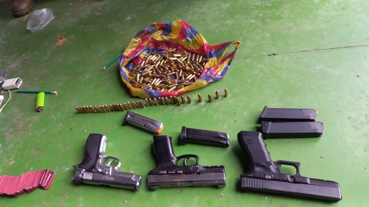 Cuatro armas y celulares fueron decomisados en requisa en la cárcel de Turi.