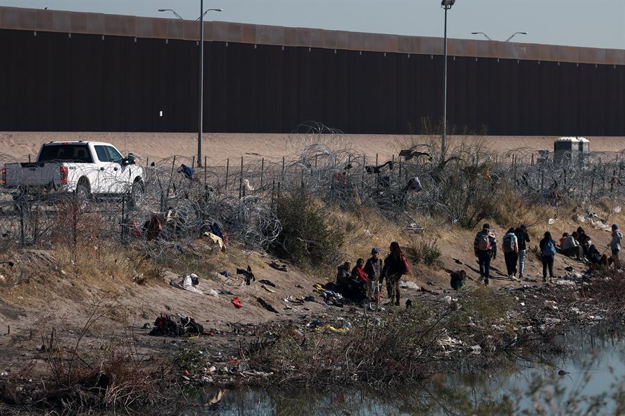 La Guardia Nacional de Texas tiene bloqueado casi todo el terreno colindante entre Ciudad Juárez (México) y El Paso (EE.UU.), por lo que la Patrulla Fronteriza de EE.UU. no puede llegar hasta el río a prestar auxilio a los migrantes, advirtieron este jueves activistas en el lado mexicano de la frontera