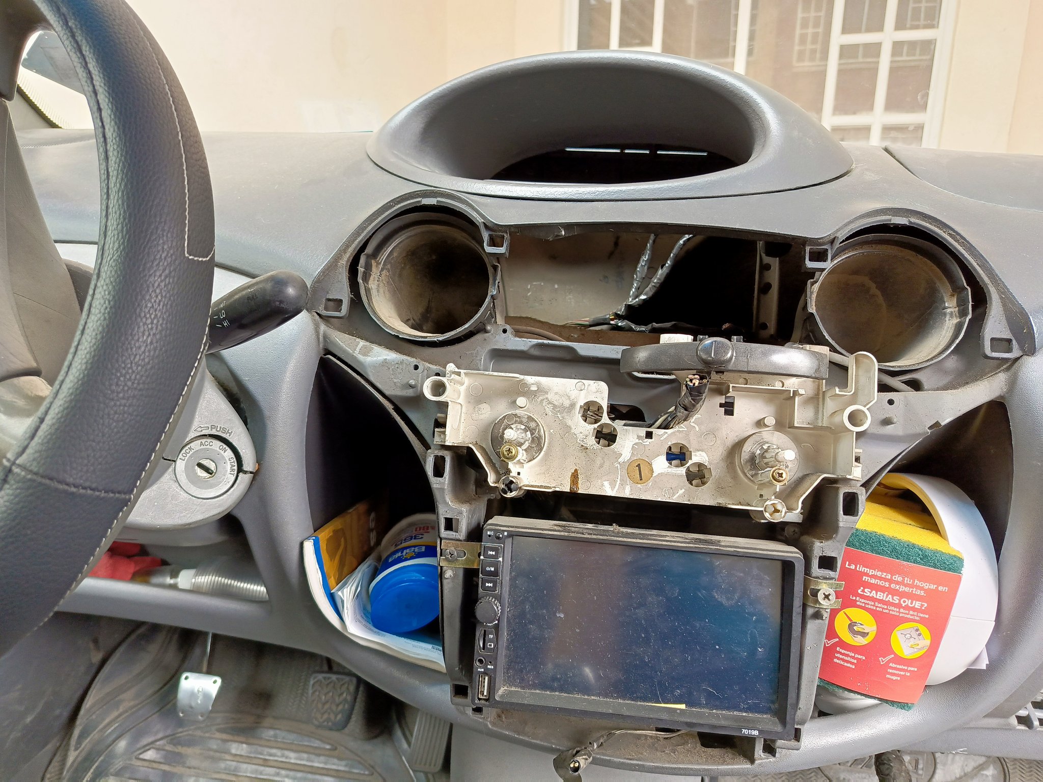 Un automóvil fue desmantelado por delincuentes, en las calles Borrero y Rafael María Arízaga, en la ciudad de Cuenca.