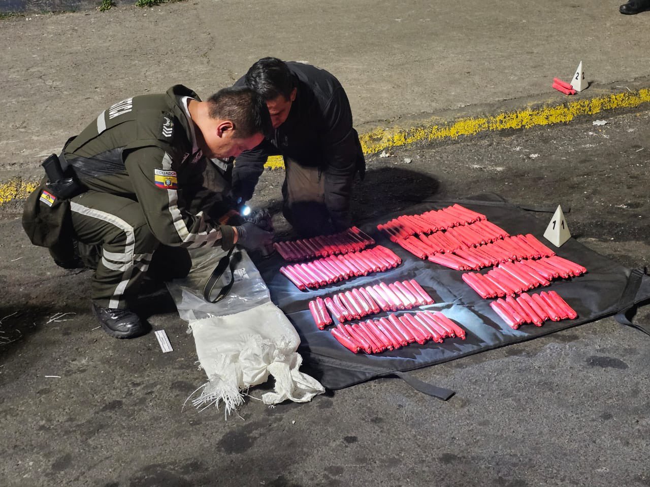 Material explosivo hallado en la UPC de San Roque, en Quito. /Cortesía