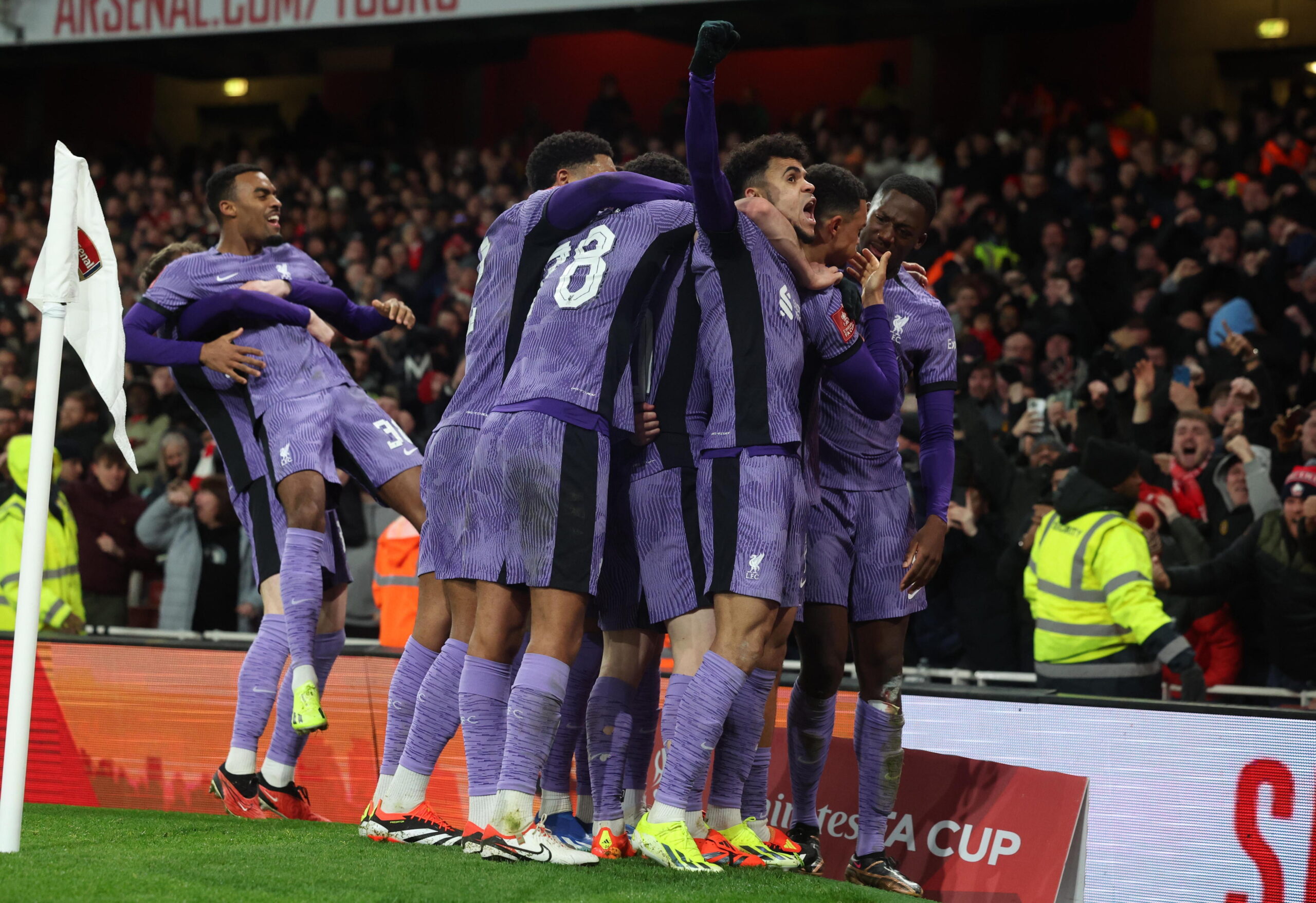 El Liverpool gana en el Etihad y es nuevo líder de la Premier League tras empate entre el Arsenal y Manchester City.