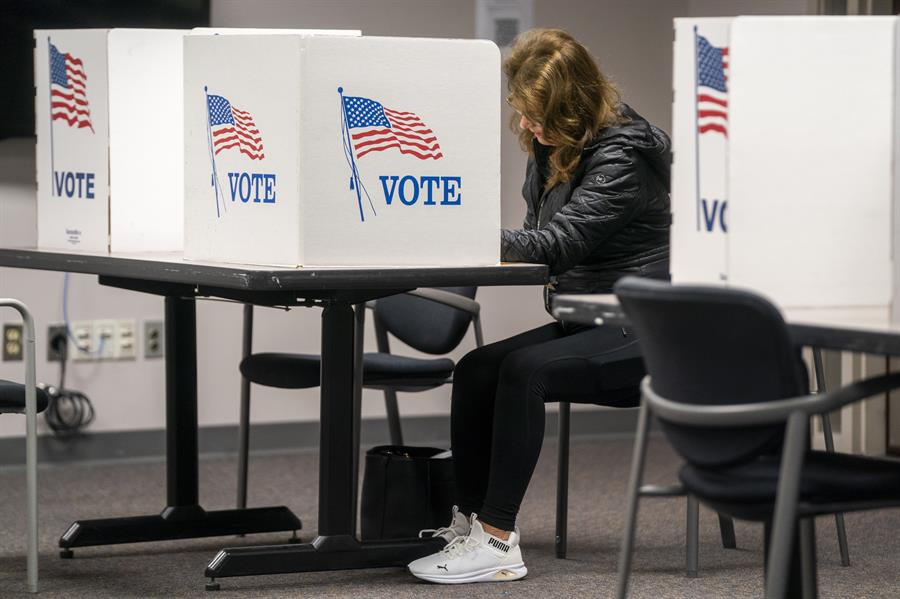 Estados Unidos está convocado a las urnas para elegir presidente en poco menos de 10 meses, el 5 de noviembre, pero las votaciones para seleccionarlo empiezan el próximo lunes con las elecciones primarias o caucus (un tipo de asambleas) de Iowa. Desde ese momento y hasta principios de junio, cada uno de los 50 estados y territorios de Estados Unidos van convocando elecciones primarias casi semanalmente para elegir al candidato. EFE