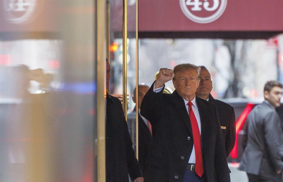 Donald Trump abandonó hoy la sala donde se juzga en su audiencia final el caso de difamación del que le acusa la escritora E. Jean Carroll,