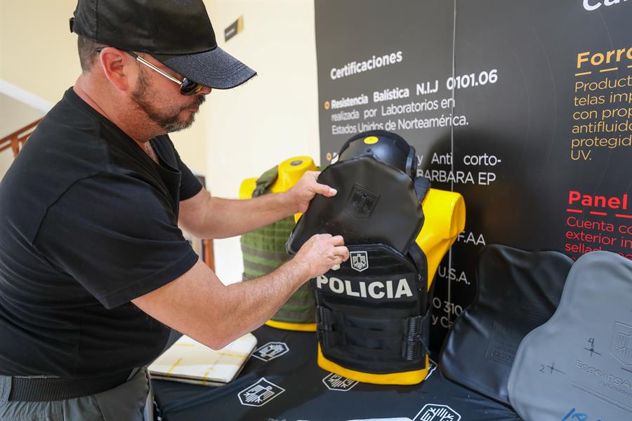 Christopher Eggeling, gerente general de la empresa Globalsegupro, dueña de la marca EggelingArmored, muestra a EFE chalecos antibalas producidos por su firma.