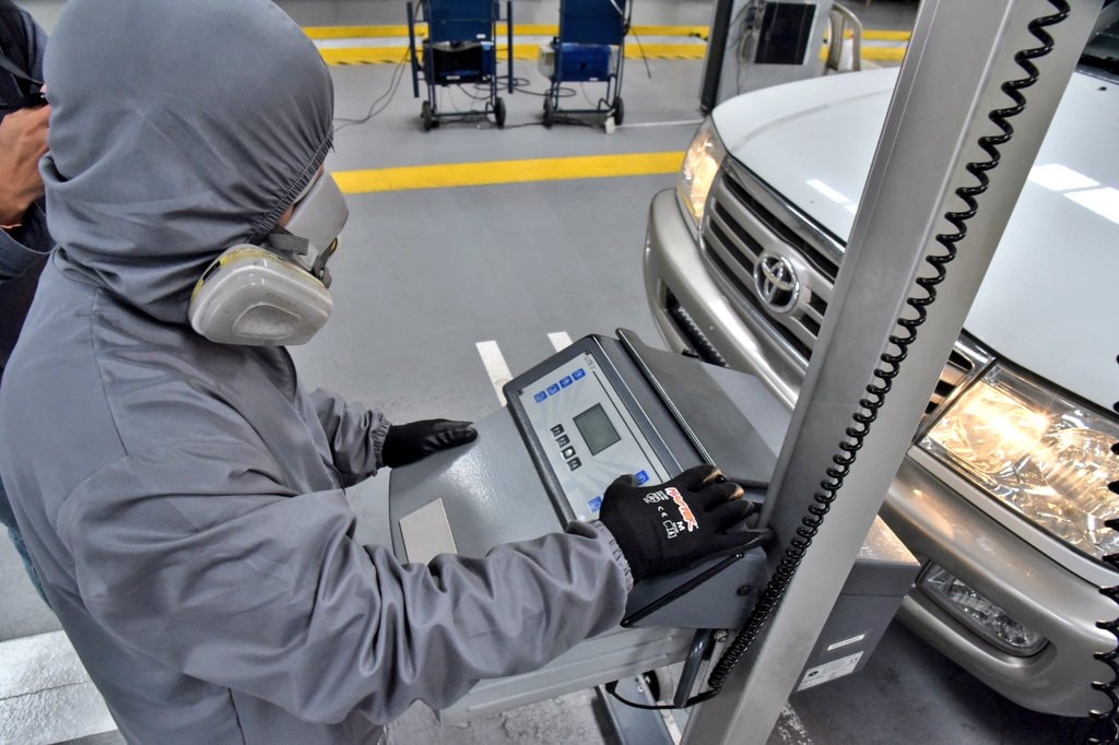 Personal encargado de la revisión técnica vehicular. /Cortesía