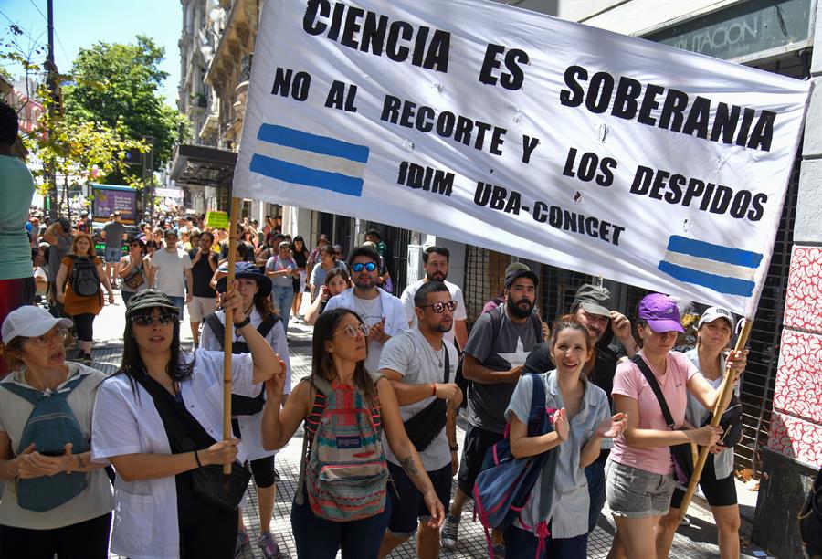 El Ejecutivo de Milei analizó la huelga general y concluyó que "tuvo un carácter político" y no "surgió de los trabajadores". EFE