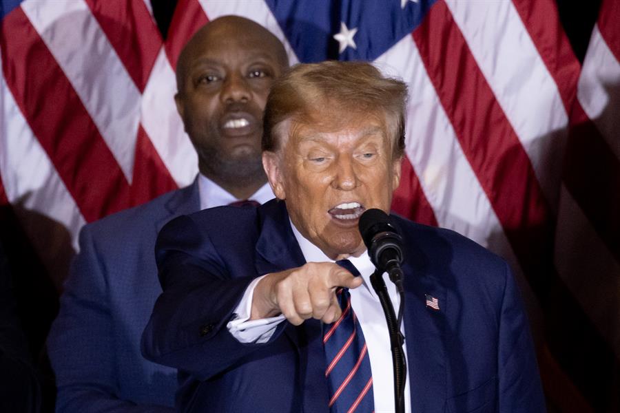El expresidente estadounidense Donald Trump tras su victoria en las primarias republicanas de Nuevo Hampshire, Estados Unidos este miércoles. Trump ganó este martes con un 54,4 % las primarias republicanas de Nuevo Hampshire, según el 80 % del voto escrutado, que otorga a la exgobernadora de Carolina del Sur Nikki Haley el 43,6 %. Trump suma por el momento 143.934 votos frente a los 115.319 de Haley, según datos oficiales difundidos por medios de comunicación como la CNN o NBC News, que desde el principio de la noche proyectaron la victoria del exmandatario. EFE