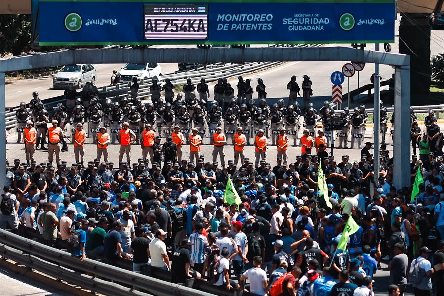 Policías bloquean el acceso en el Puente Pueyrredón a manifestantes que participan en una protesta convocada por la Confederación General del Trabajo y que intentan ingresar a la ciudad, hoy, en Buenos Aires (Argentina). La huelga de la CGT, principal gremio del país, es la primera huelga general desde 2019, que cuenta con apoyo de organizaciones sociales y políticas de Argentina, y el primero que deberá afrontar el Gobierno del ultraliberal Javier Milei. EFE