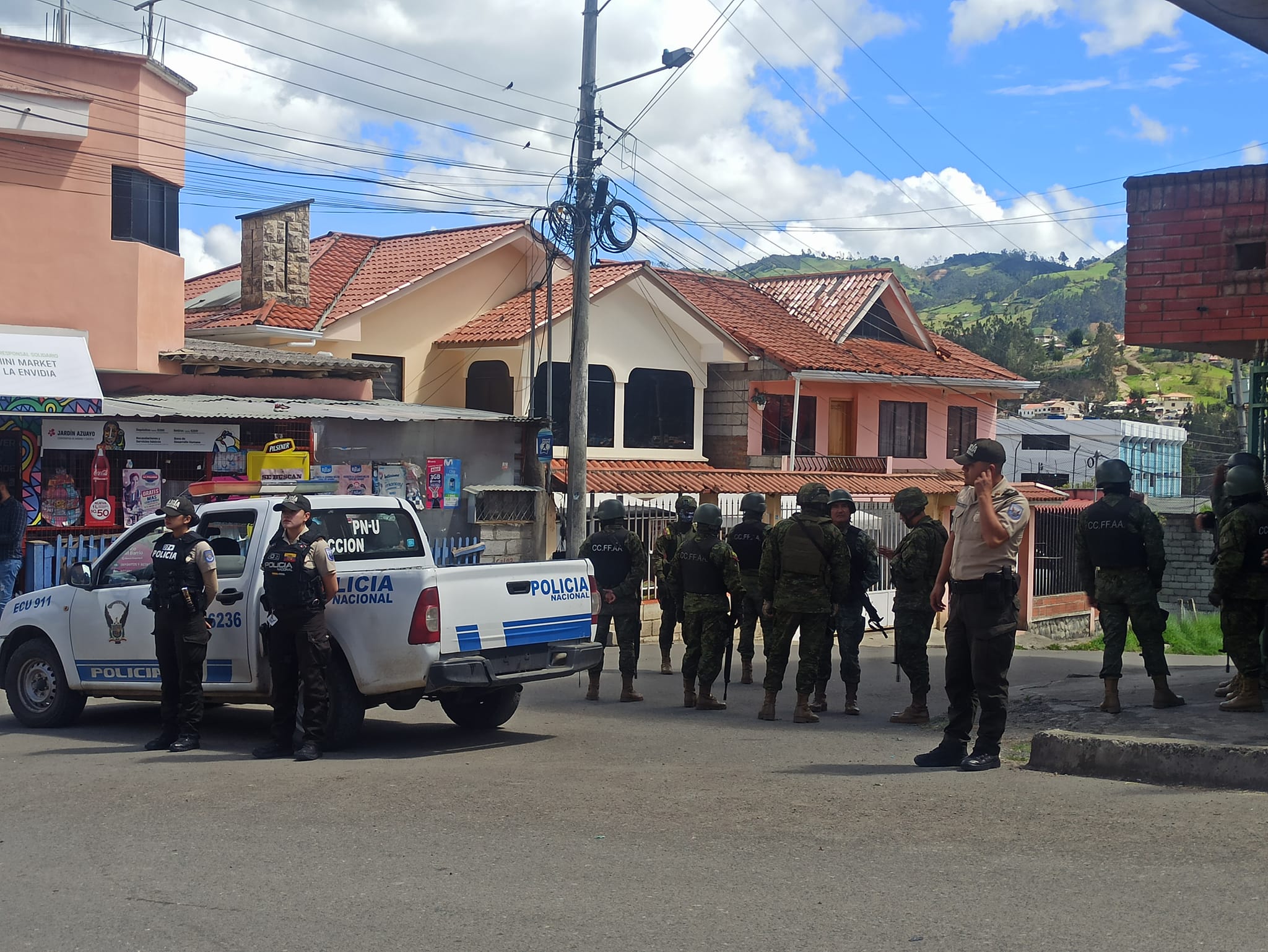 Personal policial en las afueras de la cárcel de Azogues, en Cañar. /Cortesía.