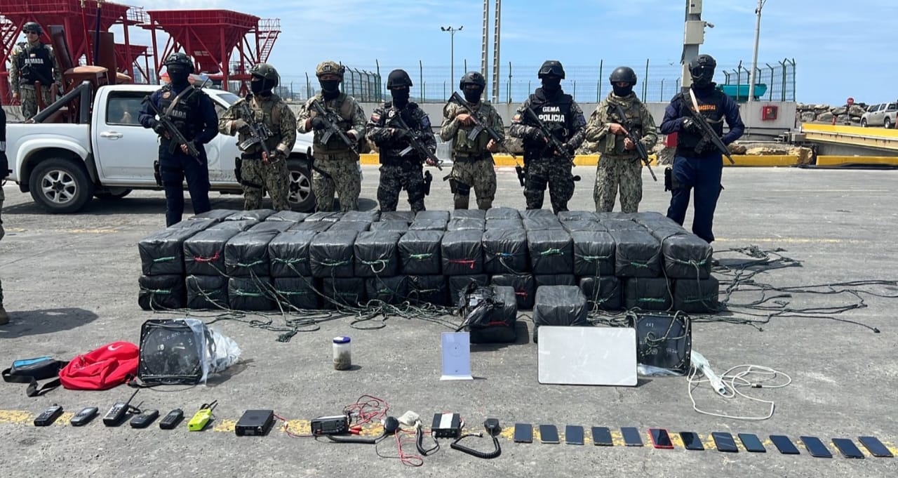 Al menos 21 personas fueron detenidas en alta mar cuando navegaban en un conjunto de embarcaciones con alrededor de 3,2 toneladas de droga.