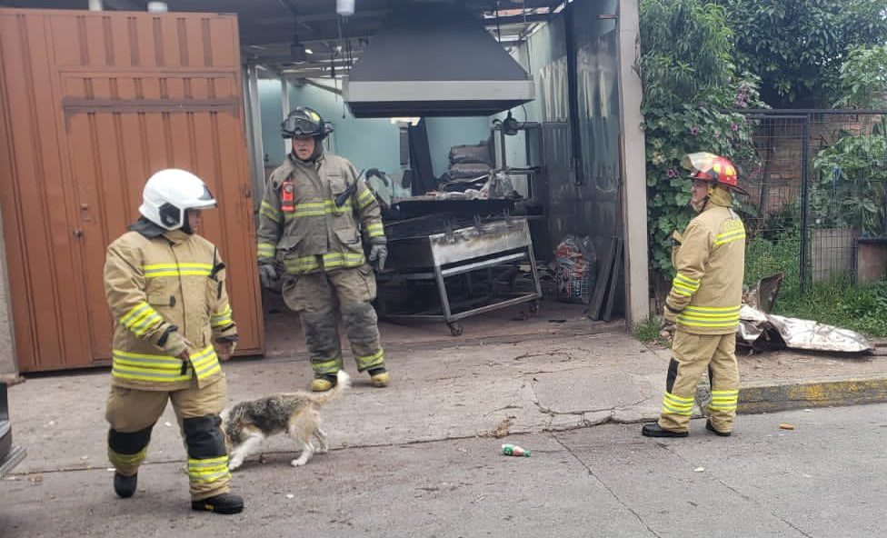 Deflagración de un cilindro de gas causó heridas a cuatro personas. Además, la onda expansiva destruyó la infraestructura del local comercial.