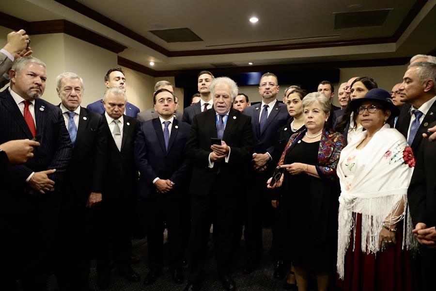 OEA y UE piden entregar poder a nuevo presidente de Guatemala.
