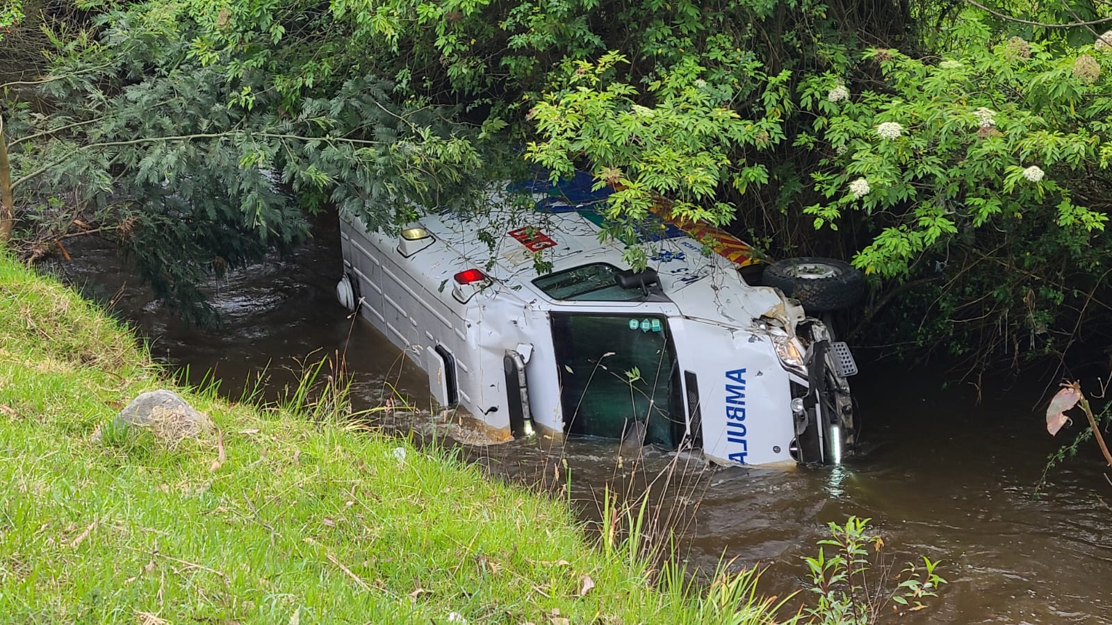 Una ambulancia del Instituto Ecuatoriano de Seguridad Social (IESS) cayó al río Tarqui, cuando iba a una emergencia.