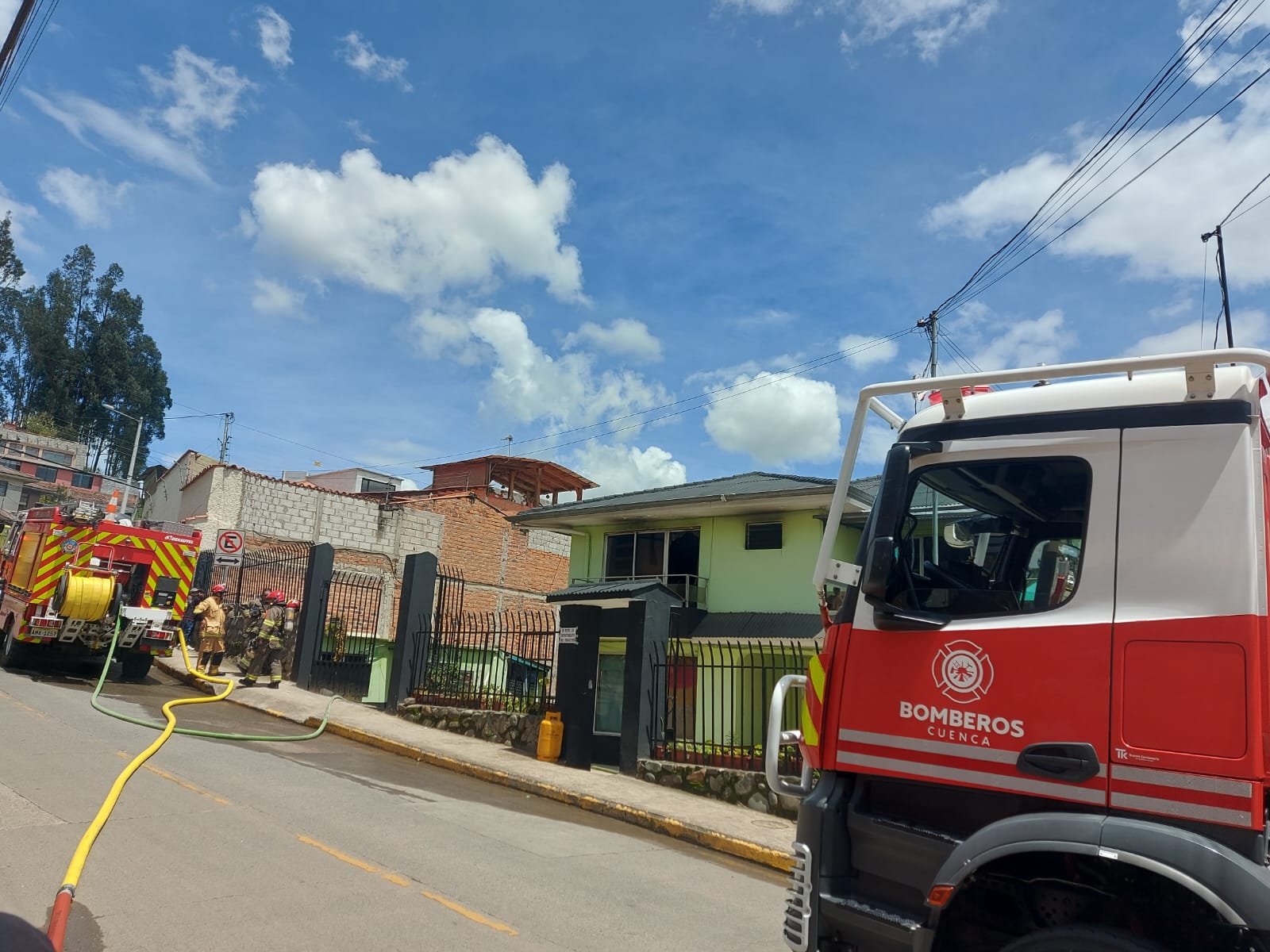 Personal del Cuerpo de Bomberos controló el incendio generado en una vivienda ubicada en la calle César Andrade y Cordero y avenida Del Tejar, sector Balzay.