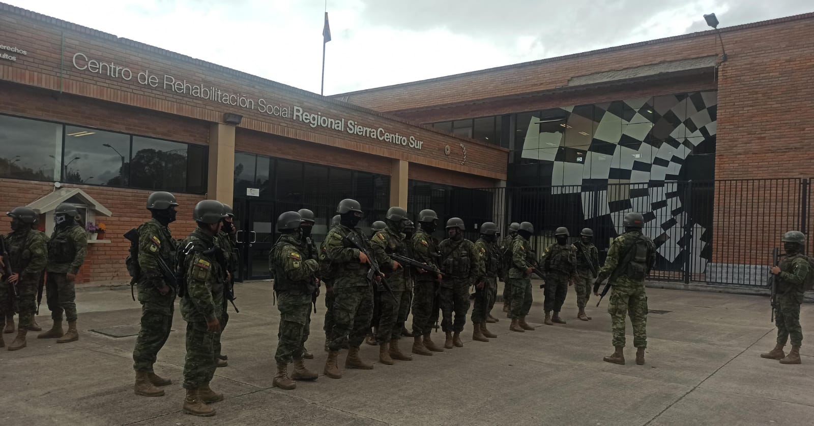 Autoridades señalan que mantendrán las revisiones en la cárcel de Turi para decomisar los objetos prohibidos para las personas privadas de la libertad.